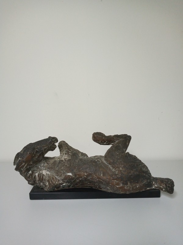 bronzen beeld paard op marmeren voet